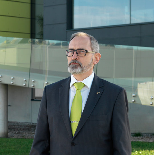 Herbert Ginzinger vor dem Firmengebäude